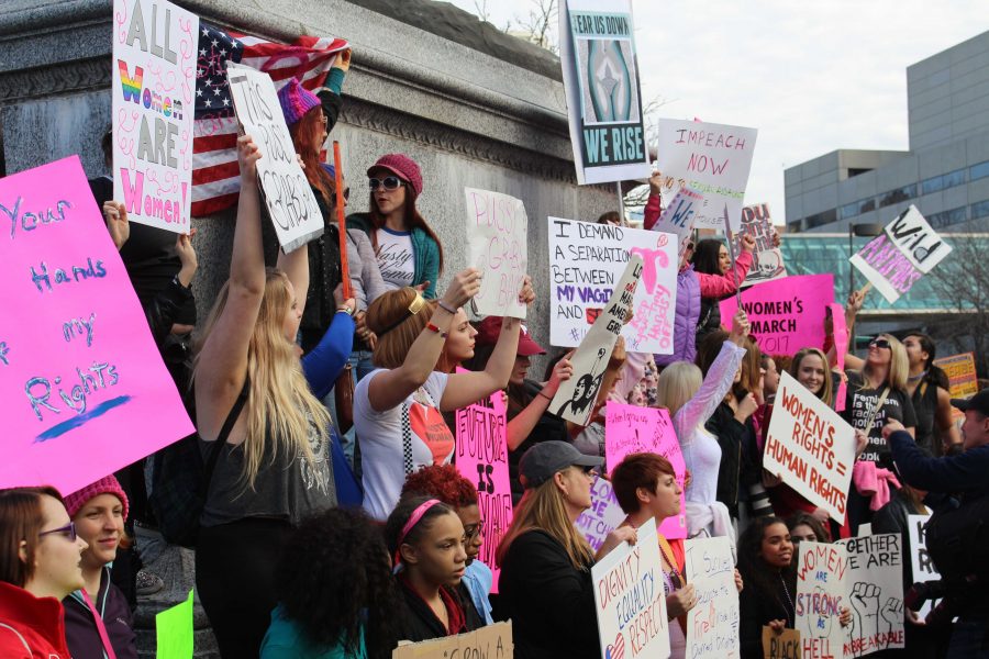 PHOTOS+BY+PAIGE+ARCANO+%2F+REPORTER%0AProtesters+pose+in+front+of+the+Washington+statue+in+the+Park+after+the+march.+Many+hold+signs+about+how+womens+rights+are+human+rights.+