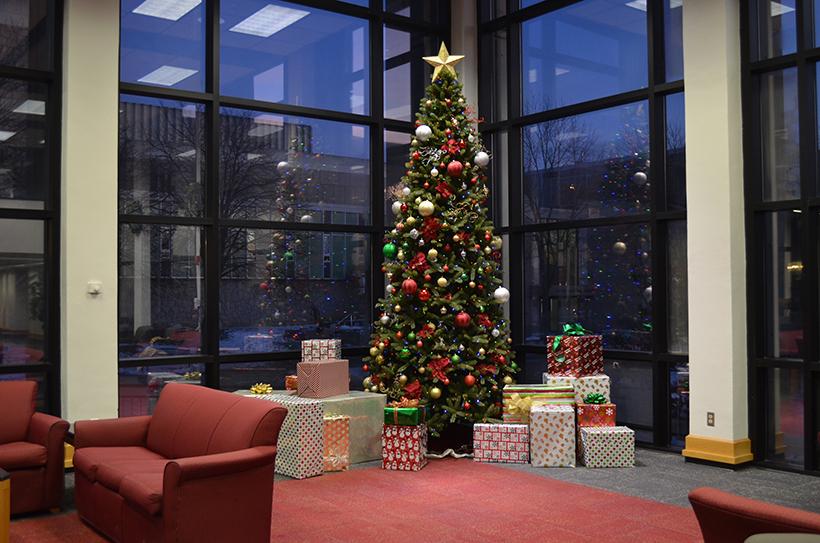 The+Elliott+Student+Union+gets+festive+for+the+holidays+with+a+Christmas+Tree+in+the+southeast+corner+of+the+atrium.+%28Photo+by+Erica+Oliver+%2F+Asst.+Photo+Editor%29