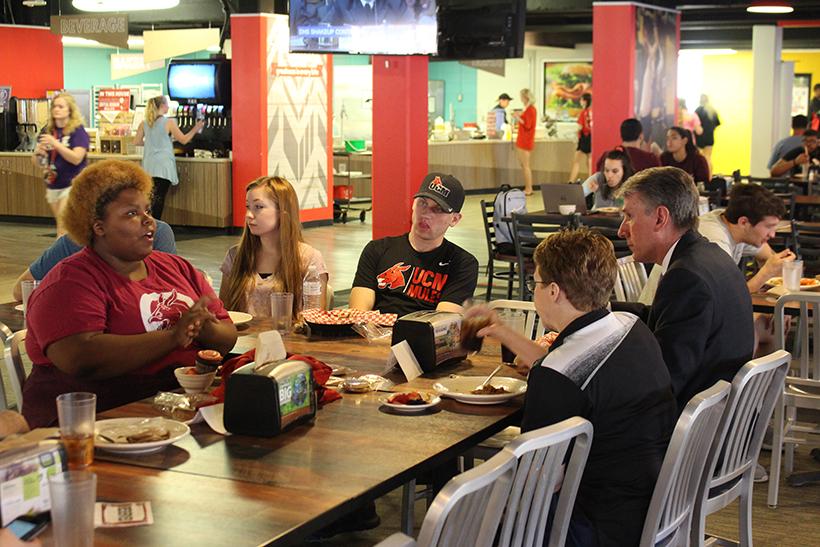 President Roger Best, right, and his wife Robin enjoy lunch with students Tuesday at Ellis Dining Hall. (Photo by Jason Brown, managing editor.)