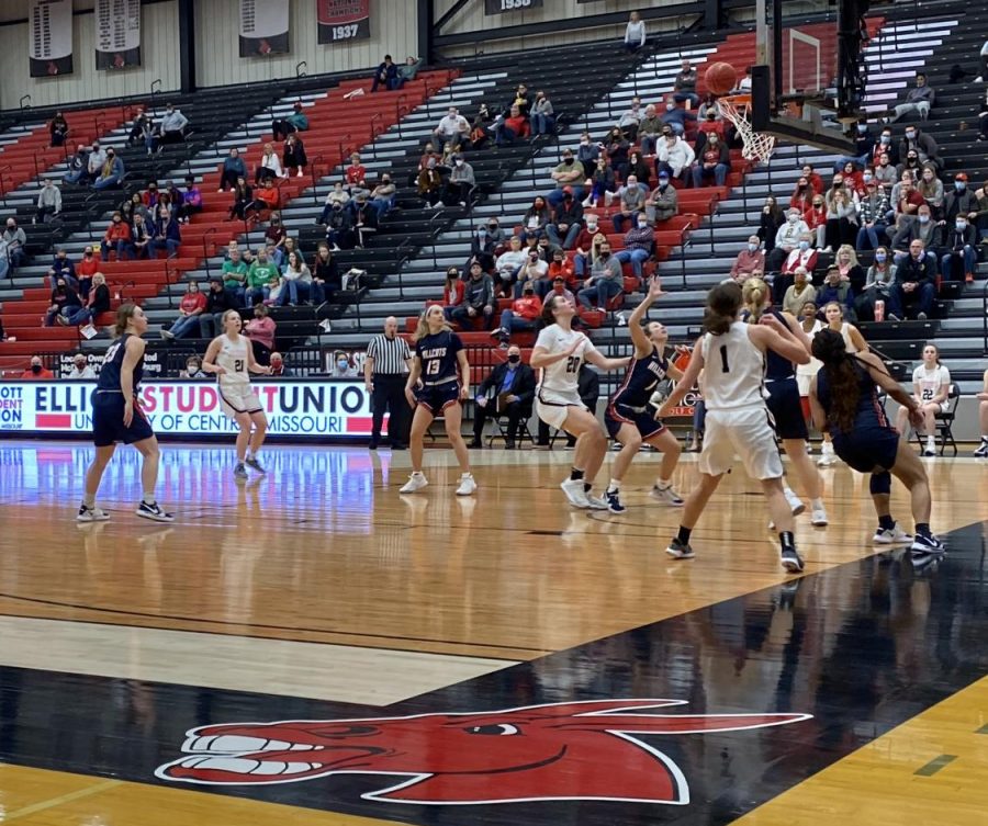 The+Jennies+and+Hillcats+watch+the+ball+as+it+goes+through+the+basket+at+the+matchup+on+Saturday+Jan.+23.