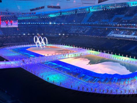 The climax of the opening ceremony was snowflakes. A large snowflake composed of 96 double-sided screens in the form of small snowflakes is suspended in the center of the venue.