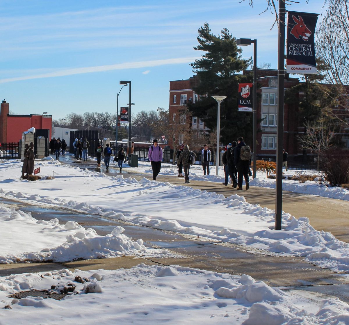 University+of+Central+Missouri+Students+walk+to+class%2C+avoiding+the+snow+and+ice.