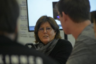 Sally Jenkins discusses her journalism experience with The Muleskinner staff. Jenkins participated in a meet-and-greet in the Muleskinner newsroom on Feb. 21.